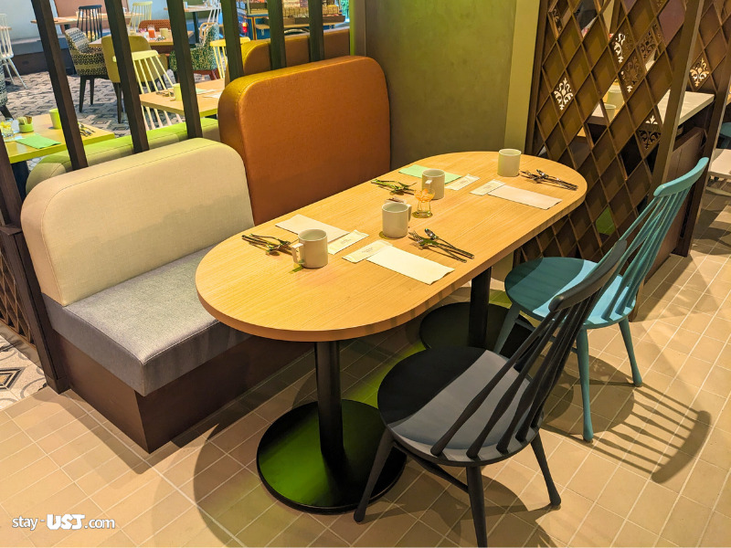 センタラグランドホテル大阪のレストラン・朝食ビュッフェのテーブル