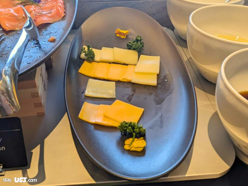 センタラグランドホテル大阪のクラブラウンジ朝食・チーズ盛り合わせ